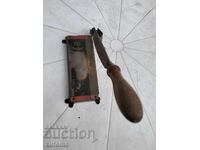 Παλιά φωτογραφική γκιλοτίνα για κοπή φωτογραφιών