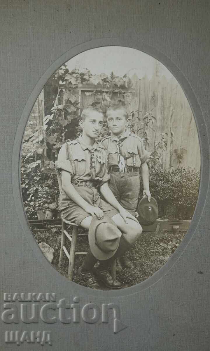 Fotografie din 1926 pe carton rigid, băieți în uniforme de cercetași cu preț € 2.55 | 4.99 BGN Fotografie din 1926 pe carton rigid, băieți în uniforme de cercetași cu preț € 2.55 | 4.99 BGN