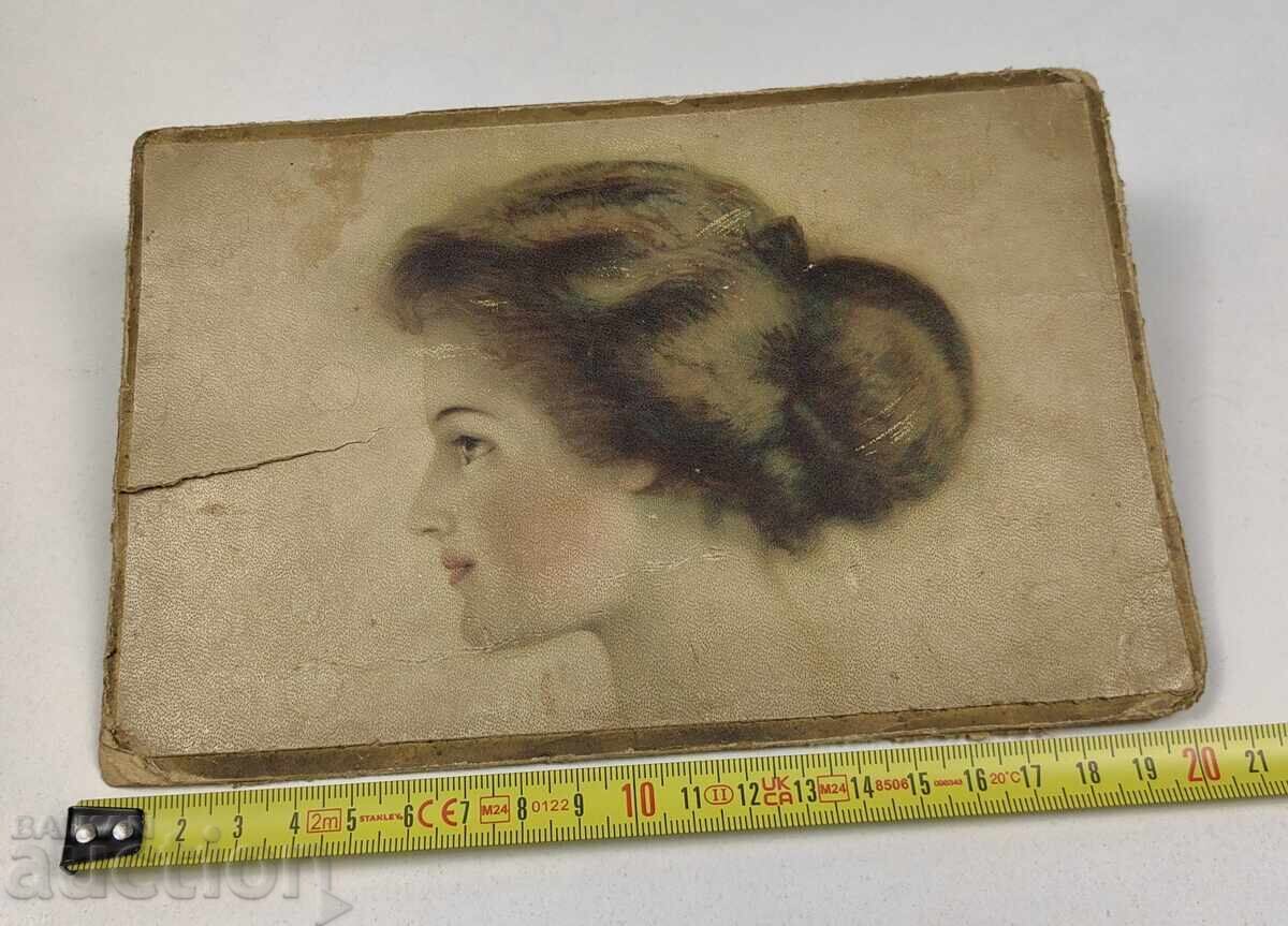 Licitație CAPAC DE PESTE 100 DE ANI DE LA O CUTIE DE BOMBOANE, LITOGRAFIE
