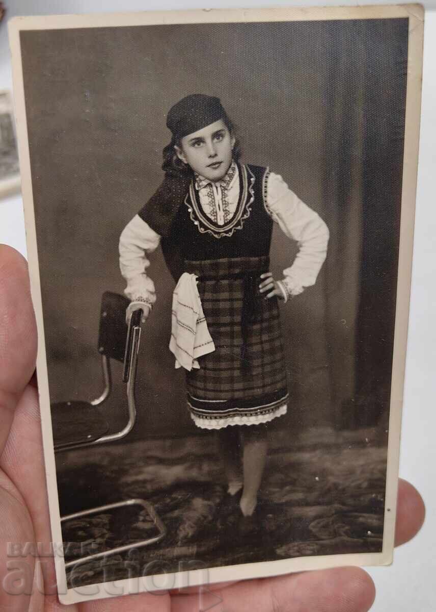 1942 GIRL CARRYING OLD PHOTO PHOTOGRAPH