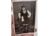 1942 GIRL CARRYING OLD PHOTO PHOTOGRAPH