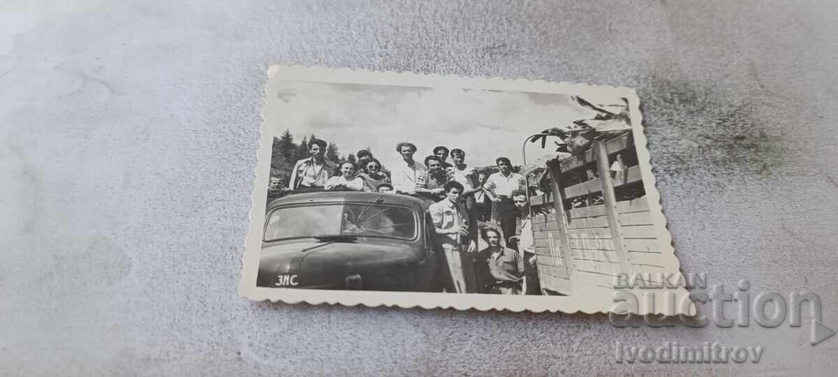 Φωτογραφία Φιλιππούπολη Νέοι και νέες με δύο φορτηγά οχήματα