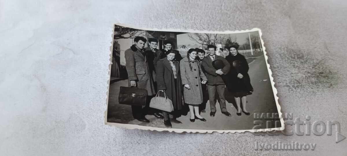 Fotografie Ahtopol Bărbați și femei pe stradă Fotografie Ahtopol Bărbați și femei pe stradă