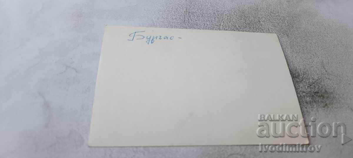 Φωτογραφία Μπουργκάς Δύο νεαρά κορίτσια με τιμή € 0.94 | 1.84 BGN