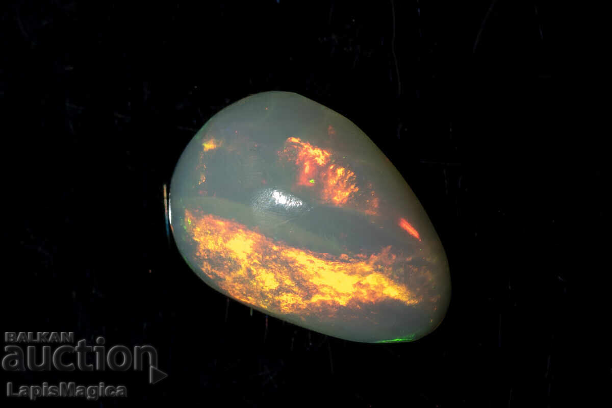 Opal alb australian 2.69ct formă picătură cabochon
