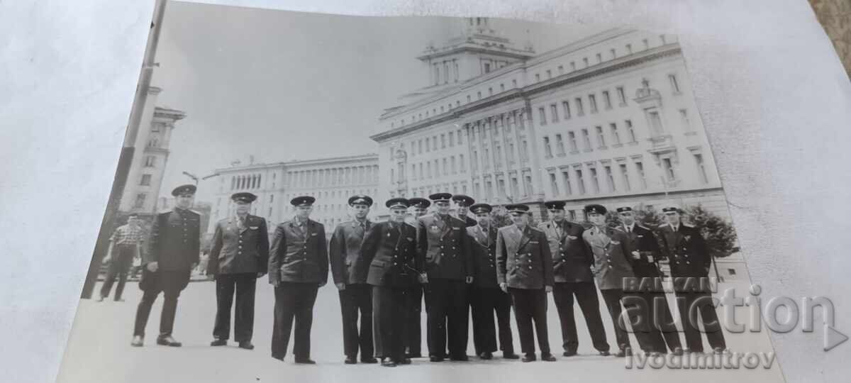 Fotografie Sofia Ofițeri în fața Băncii Naționale a Bulgariei