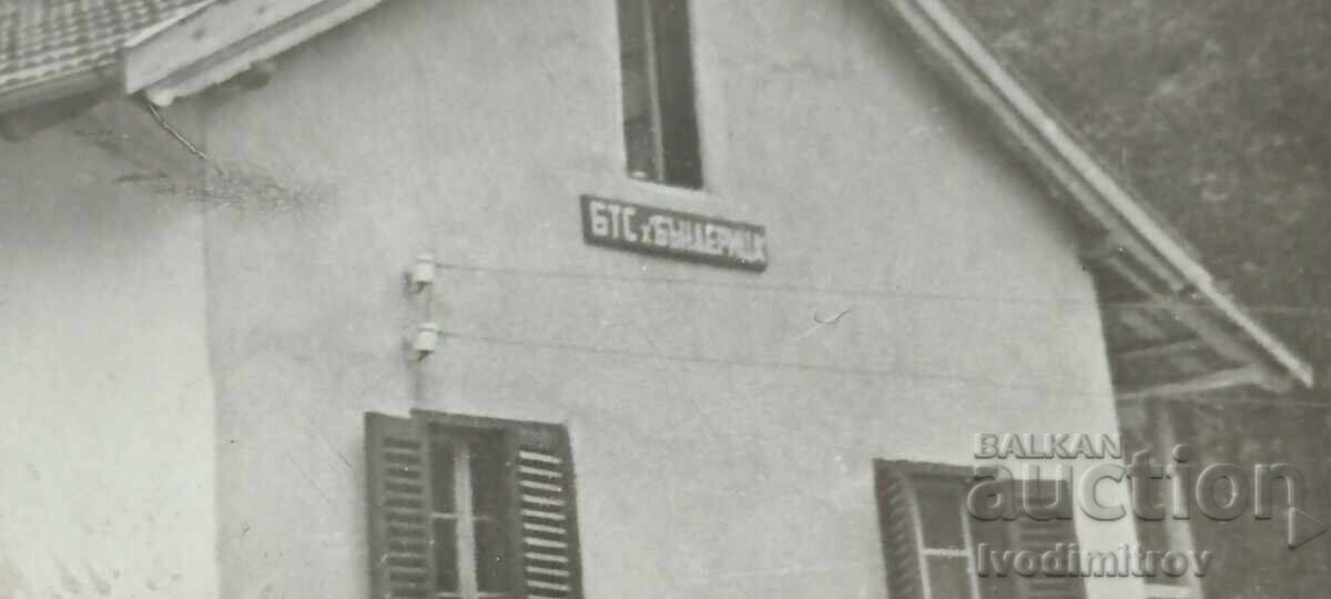 Φωτογραφία Γυναίκα και δύο παιδιά στα σκαλιά του καταφυγίου Μπαντερίτσα με τιμή € 0.78 | 1.53 BGN