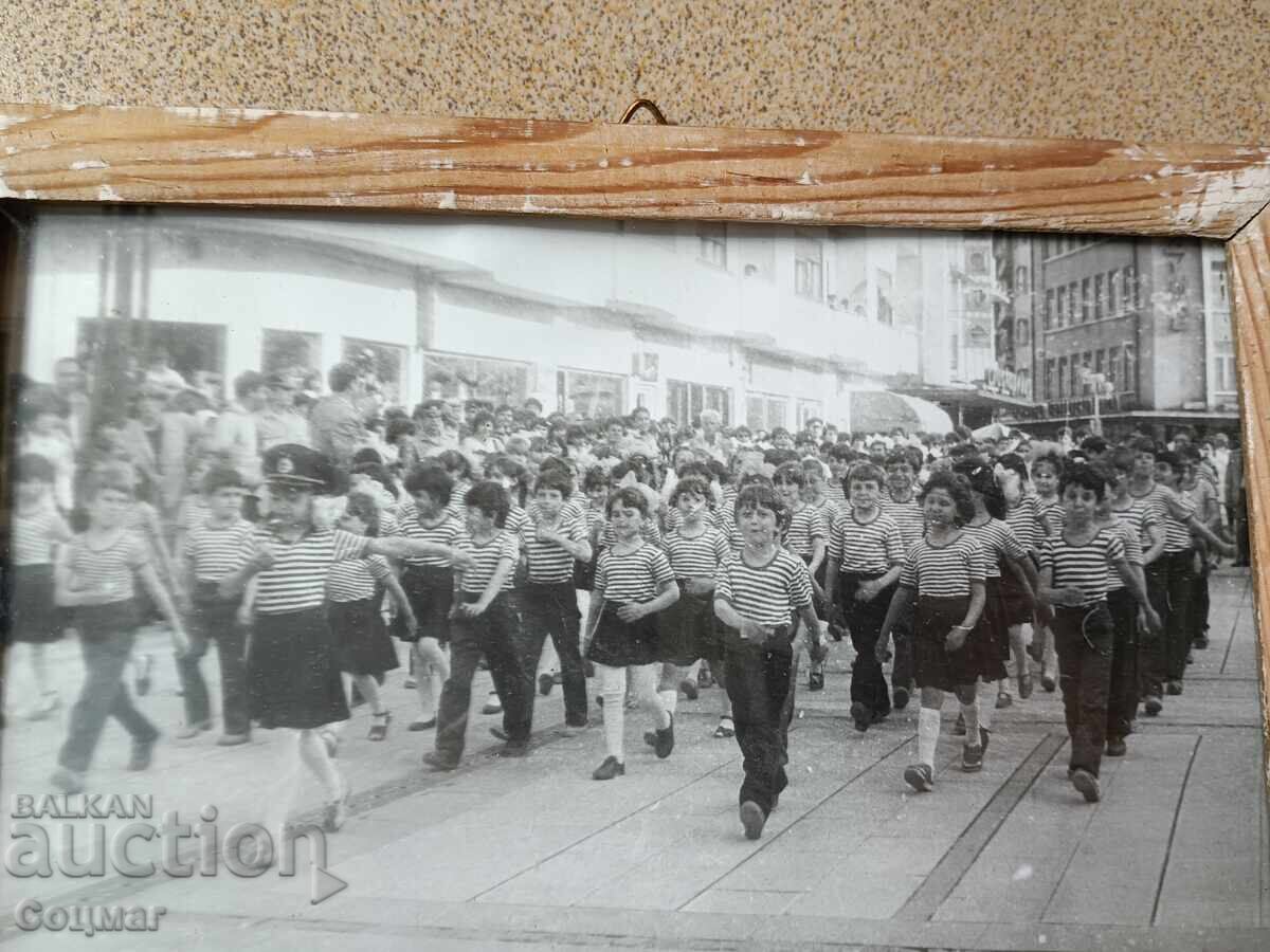 Πρωτότυπη φωτογραφία παιδιών που παρελαύνουν σε σοσιαλιστική διαδήλωση με τιμή € 10.00 | 19.56 BGN
