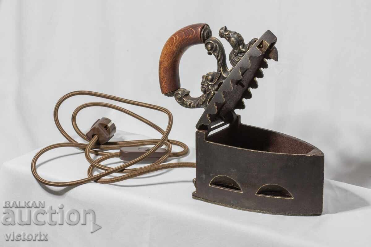 Delivery of Antique iron - lamp