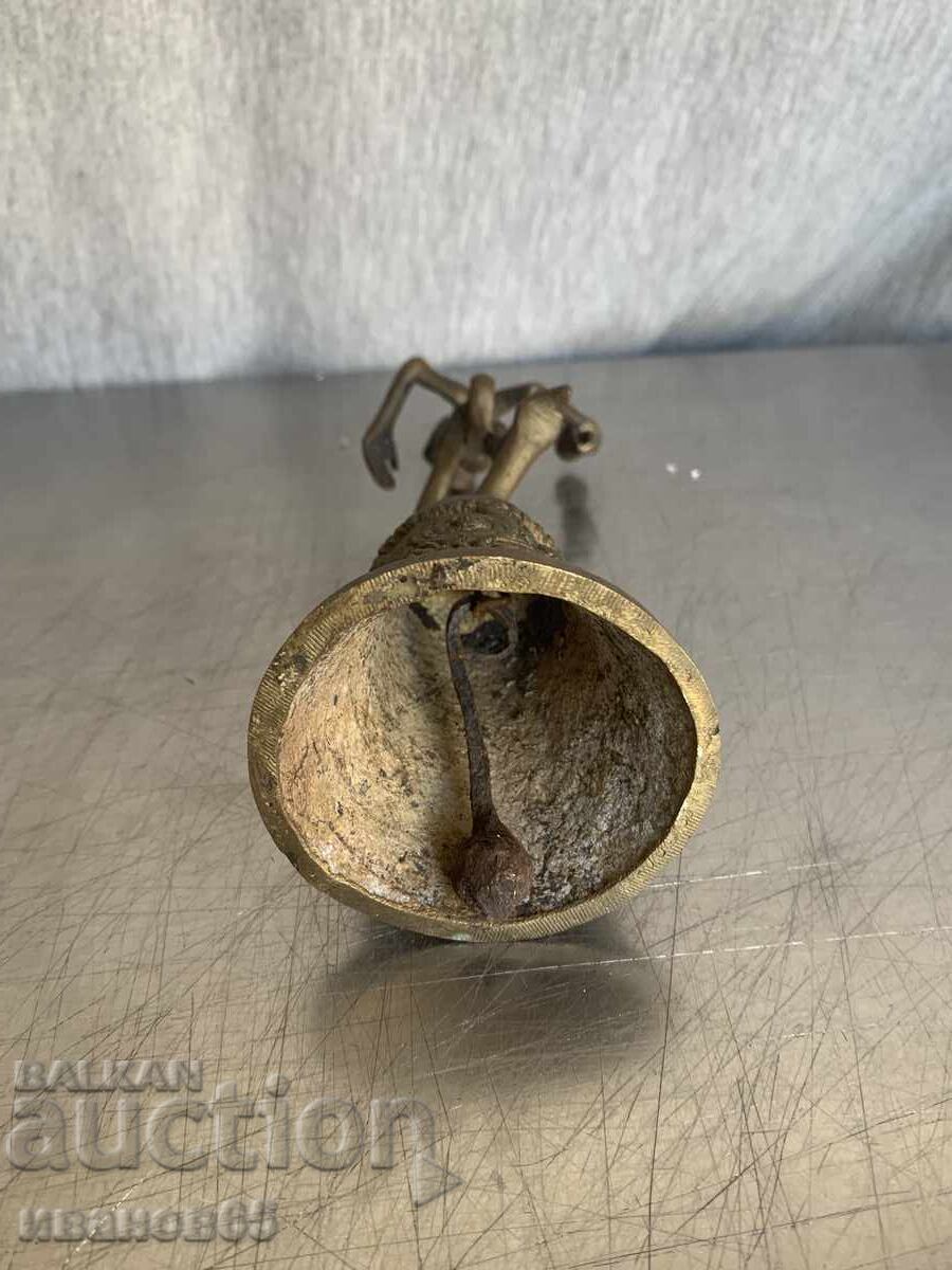 Licitație figurină veche din bronz în formă de clopot