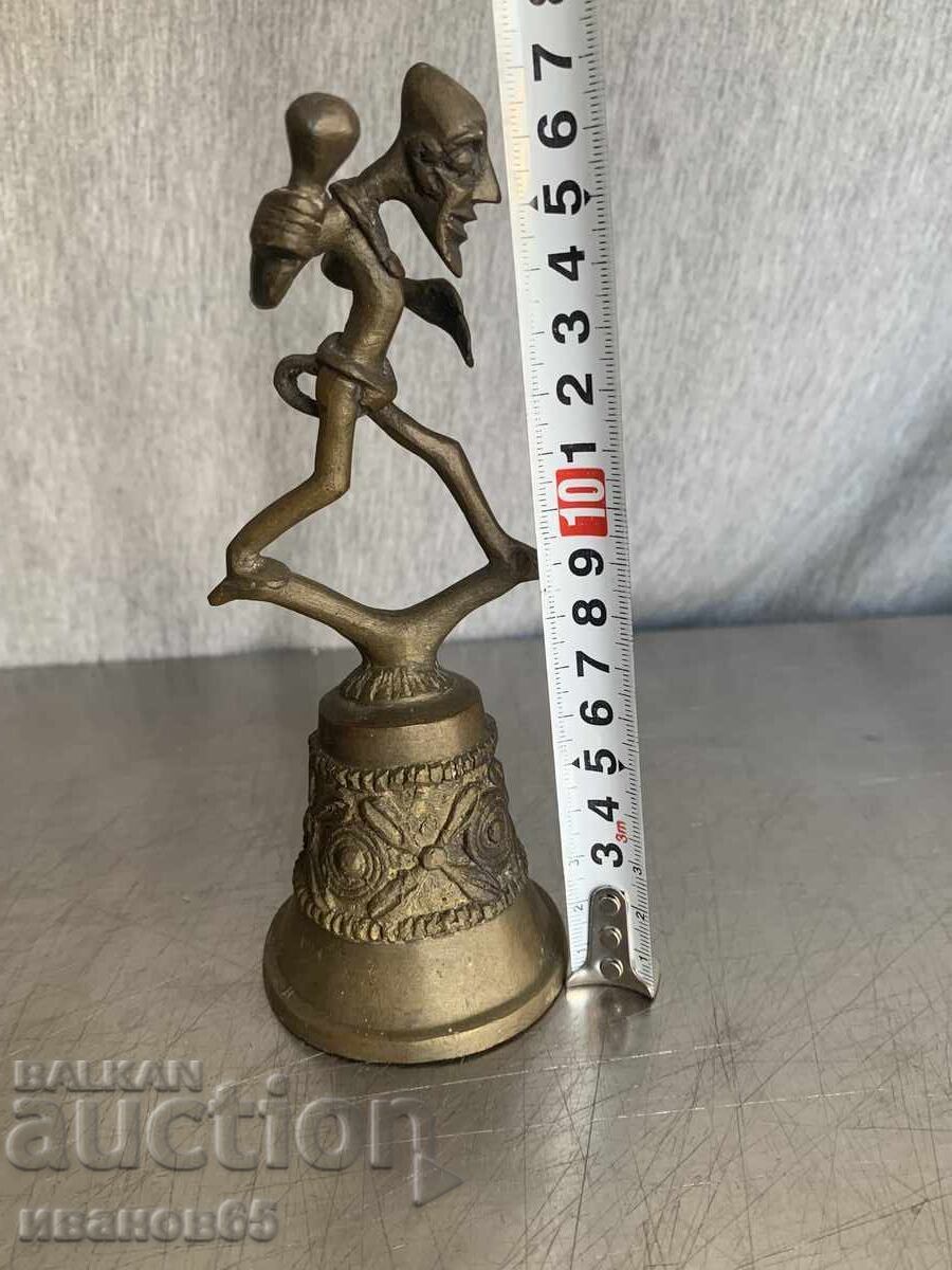 figurină veche din bronz în formă de clopot
