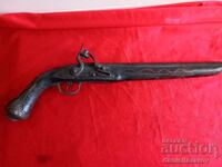 Pistol vechi cu cremene, cremene, pistol