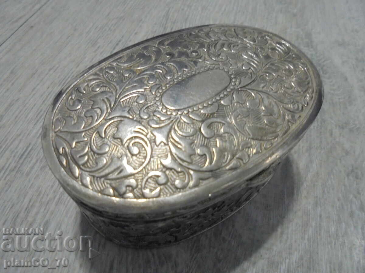 Nr. 8631 Cutie metalică veche cu ornamente în relief - 5
