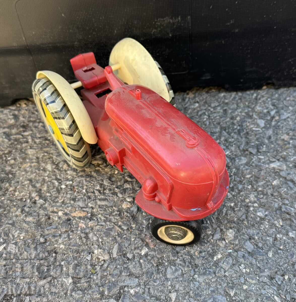 Jucărie veche rusească din metal, model tractor cu preț € 10.35 | 20.24 BGN Jucărie veche rusească din metal, model tractor cu preț € 10.35 | 20.24 BGN