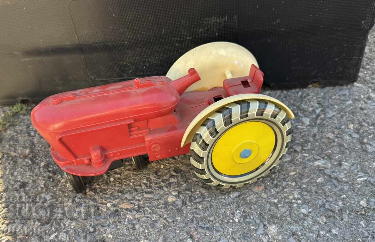 Licitație Jucărie veche rusească din metal, model tractor Licitație Jucărie veche rusească din metal, model tractor