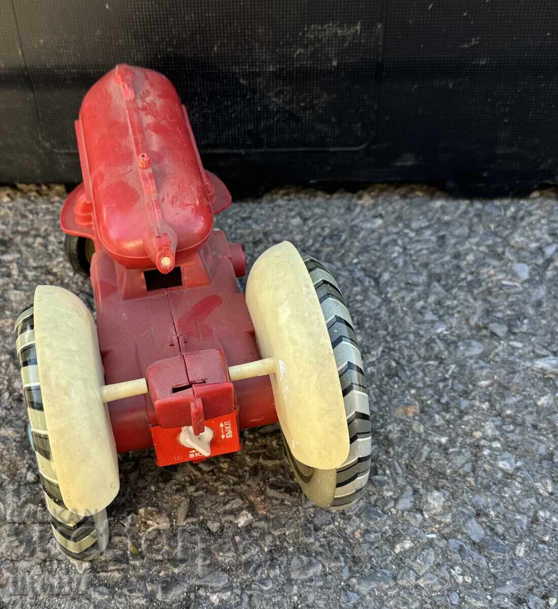 Livrarea Jucărie veche rusească din metal, model tractor Livrarea Jucărie veche rusească din metal, model tractor