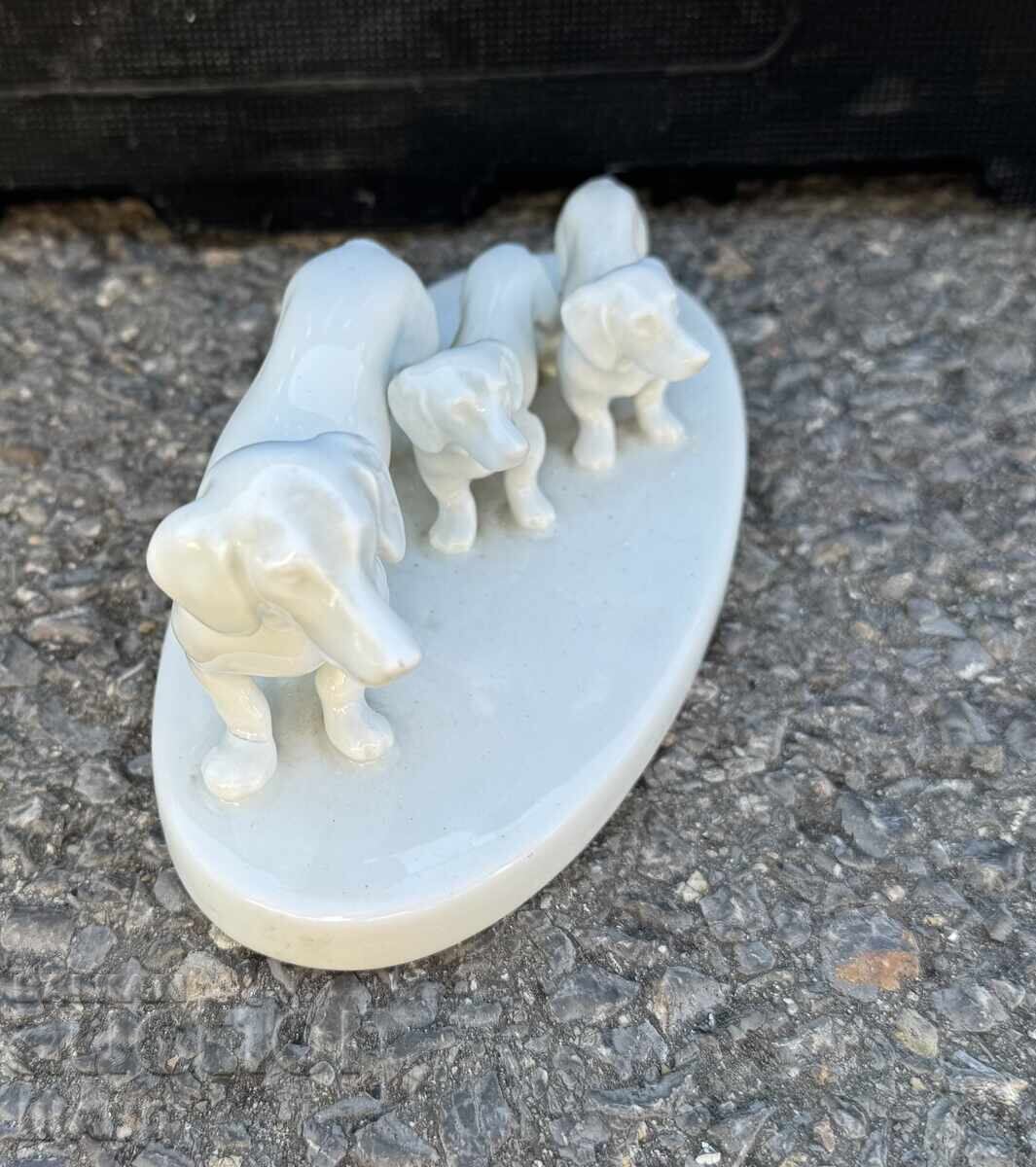 Figurină veche din porțelan francez Limoges, statuetă câini cu preț € 10.45 | 20.44 BGN Figurină veche din porțelan francez Limoges, statuetă câini cu preț € 10.45 | 20.44 BGN