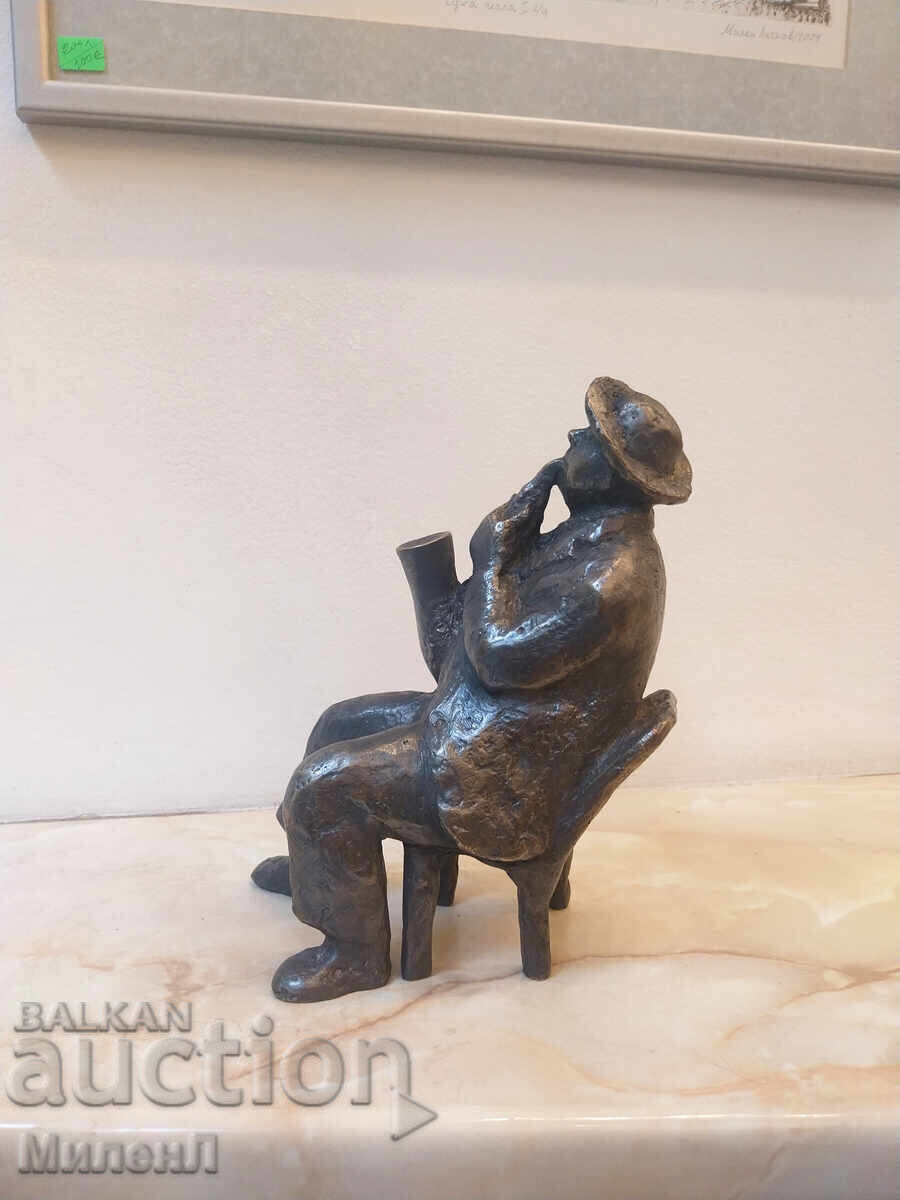 Livrarea Sculptură a unui bărbat care cântă la saxofon
