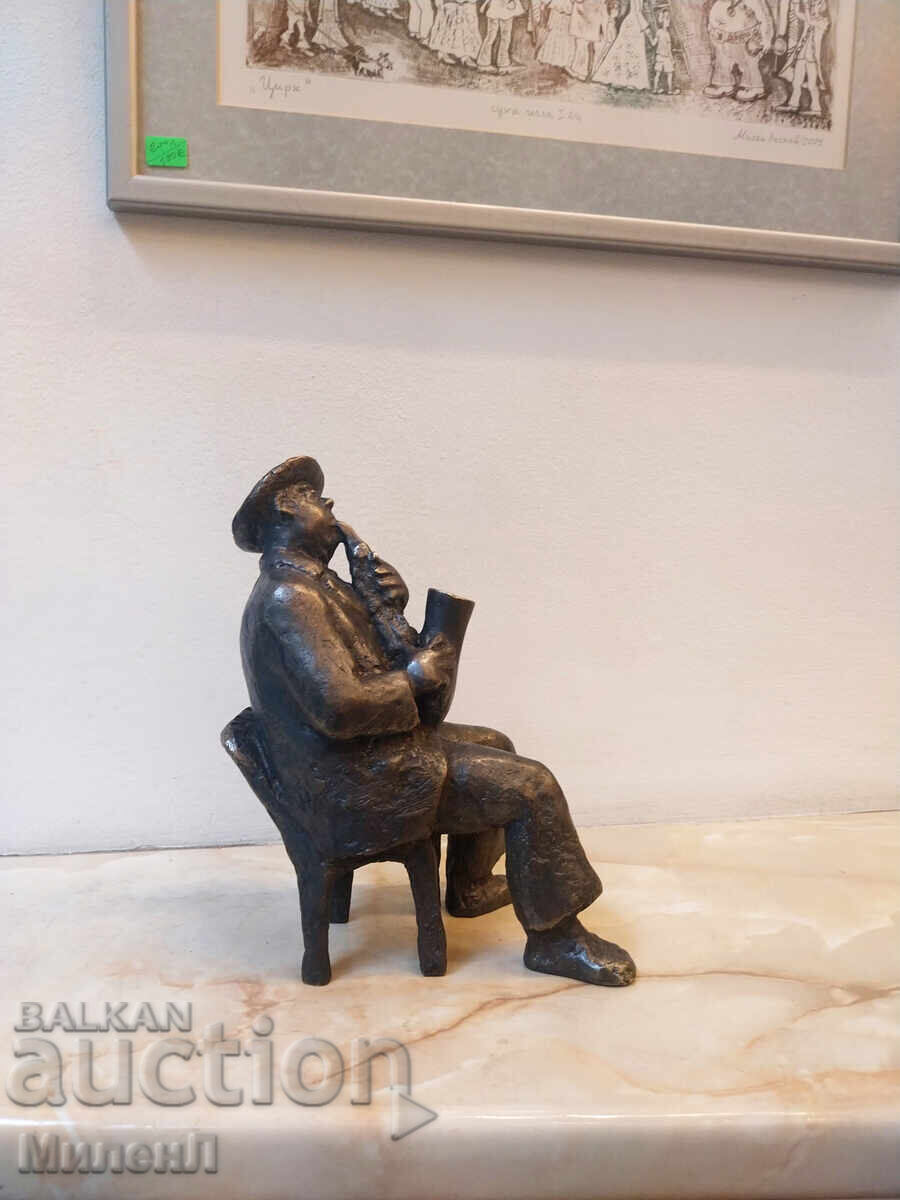 Sculptură a unui bărbat care cântă la saxofon