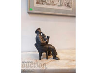 Sculptură a unui bărbat care cântă la saxofon