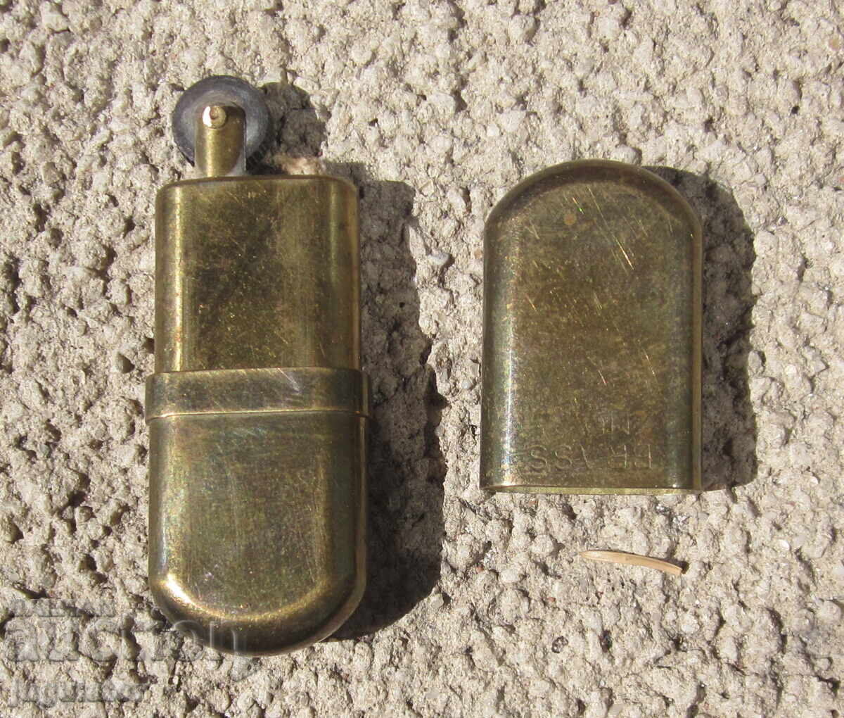 Licitație brichetă veche pe benzină, funcțională, din bronz, BRASS No 3