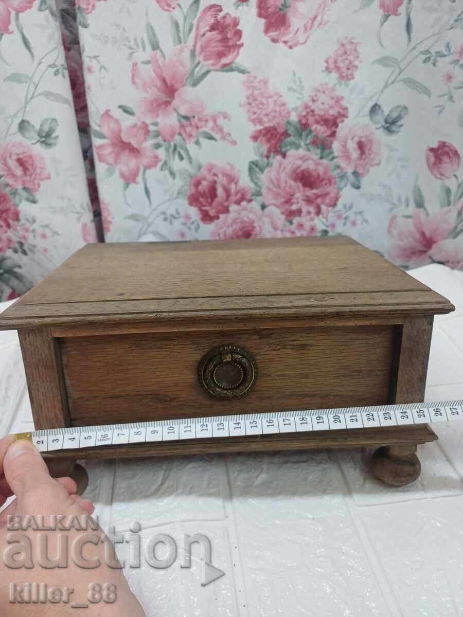 Dulăpior vechi din lemn cu preț € 18.00 | 35.21 BGN