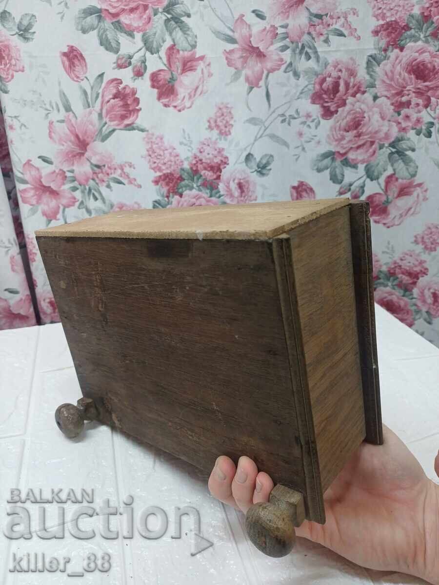 Dulăpior vechi din lemn - 7