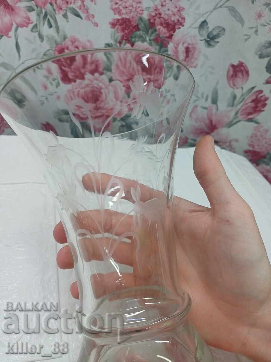 Παλιά βάζο με χαραγμένα λουλούδια με τιμή € 10.00 | 19.56 BGN