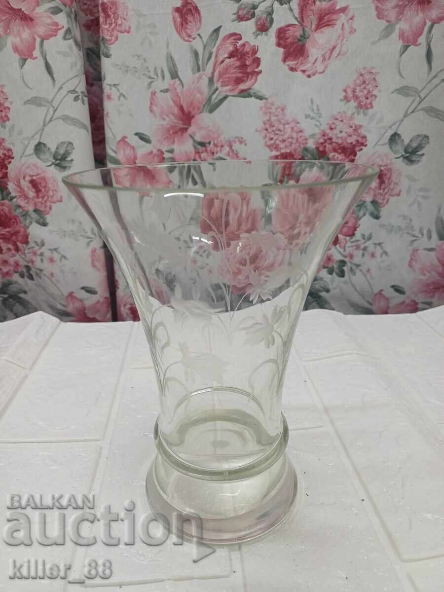 Παλιά βάζο με χαραγμένα λουλούδια