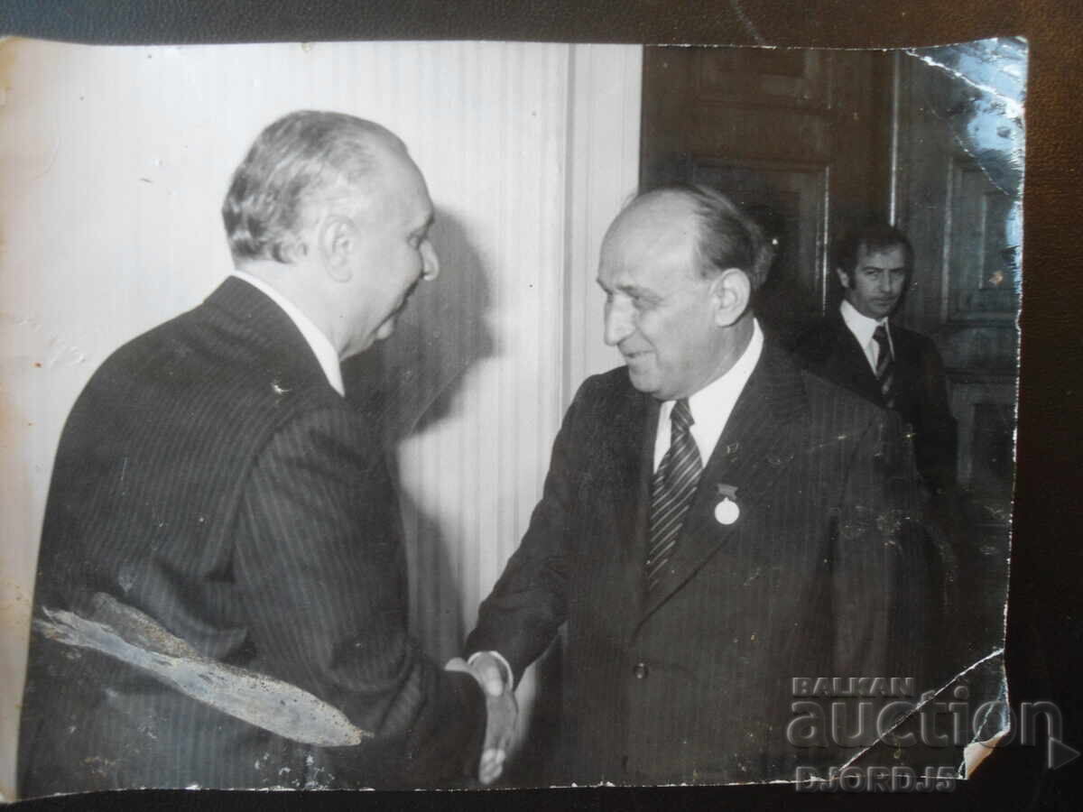 Livrarea Fotografii vechi din perioada socialistă cu tovarășul Todor Jivkov, 4 bucăți Livrarea Fotografii vechi din perioada socialistă cu tovarășul Todor Jivkov, 4 bucăți