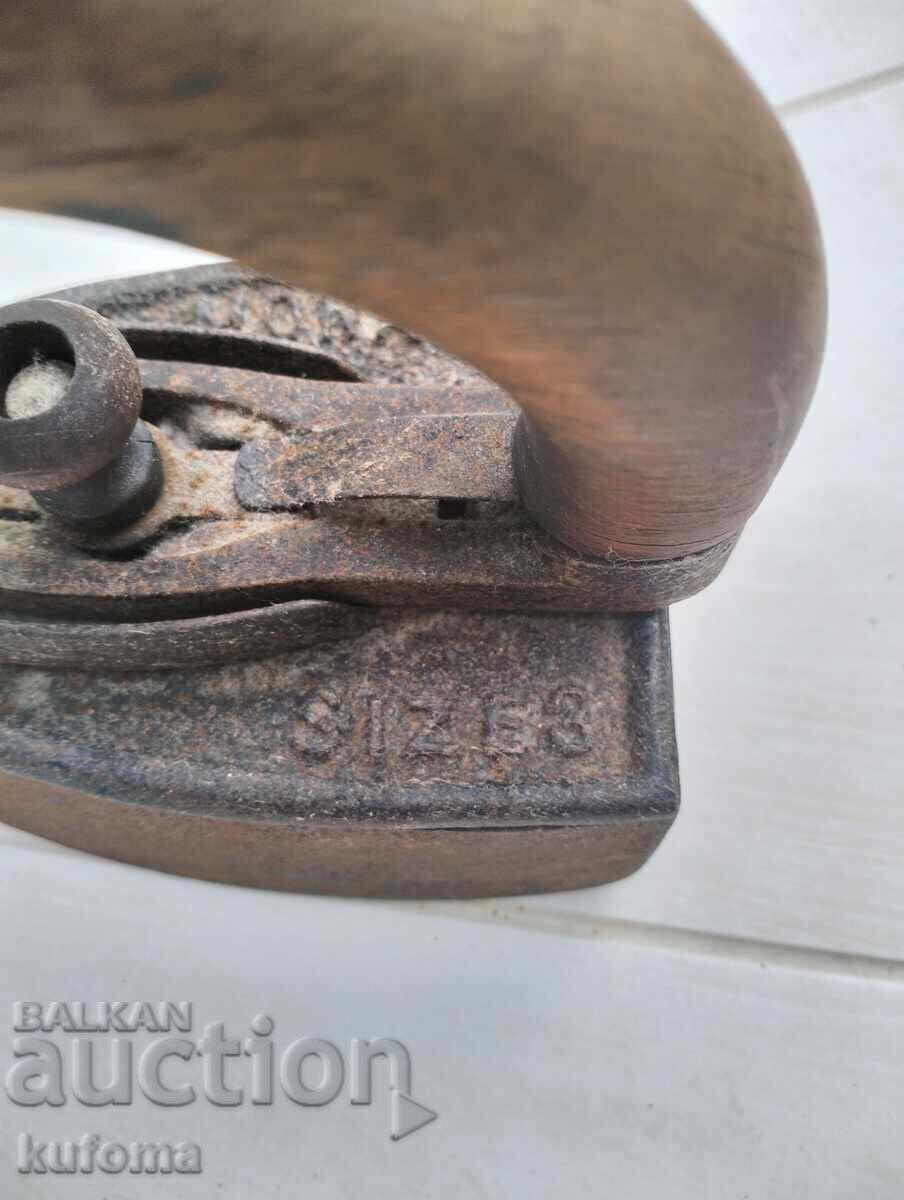 Παράδοση Παλιά συλλεκτική σιδερώστρα με μηχανισμό και βάση