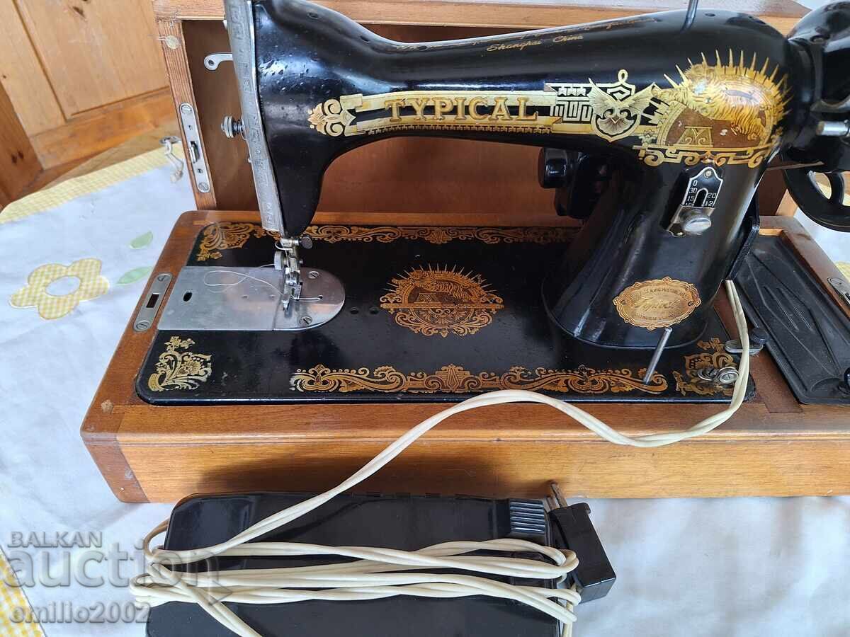 Livrarea Mașină de cusut veche Tigar portabilă în cutia originală