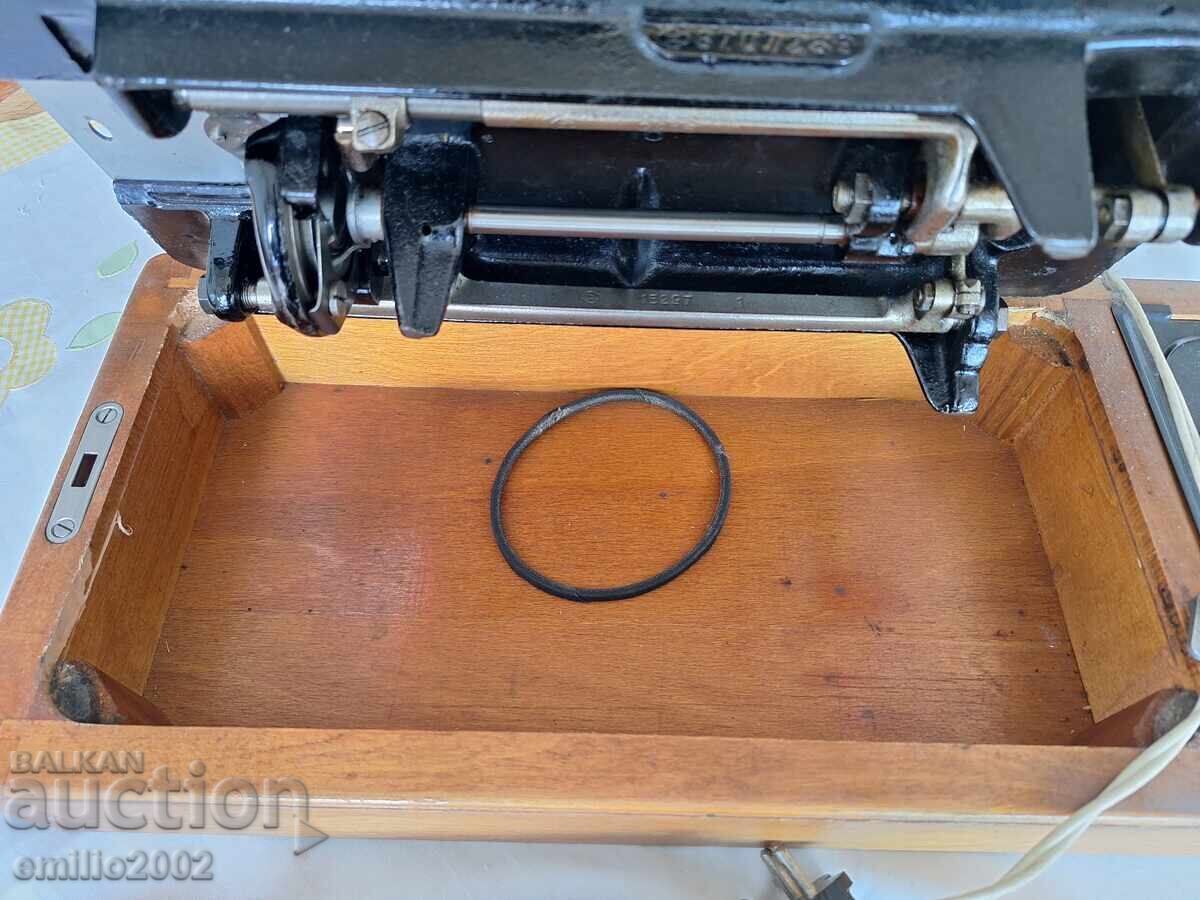 Mașină de cusut veche Tigar portabilă în cutia originală - 7