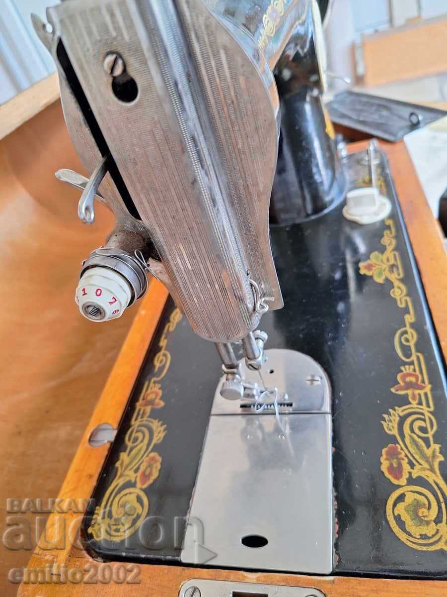Παράδοση Παλιά φορητή ραπτομηχανή Tulla σε αυθεντική θήκη