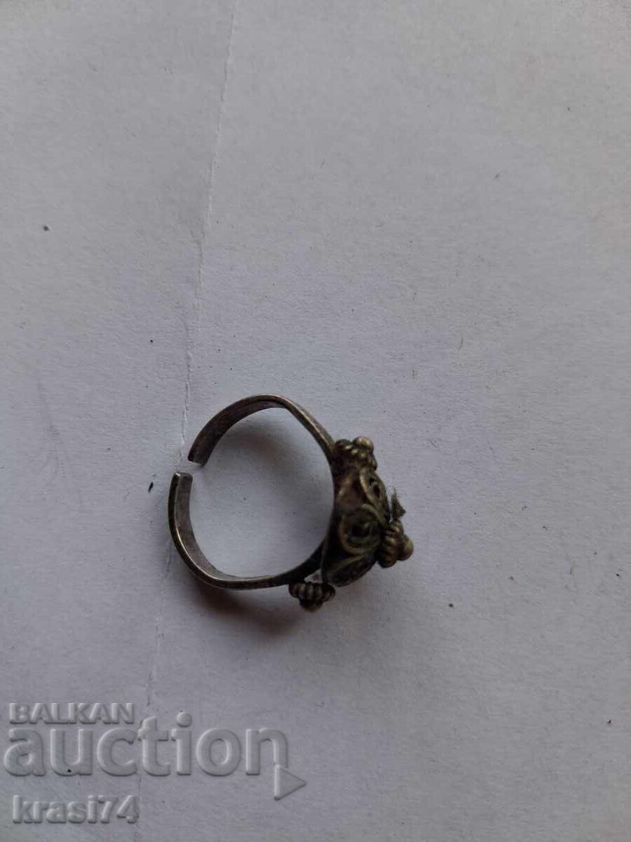 Ένα παλιό ασημένιο δαχτυλίδι με τιμή € 10.00 | 19.56 BGN