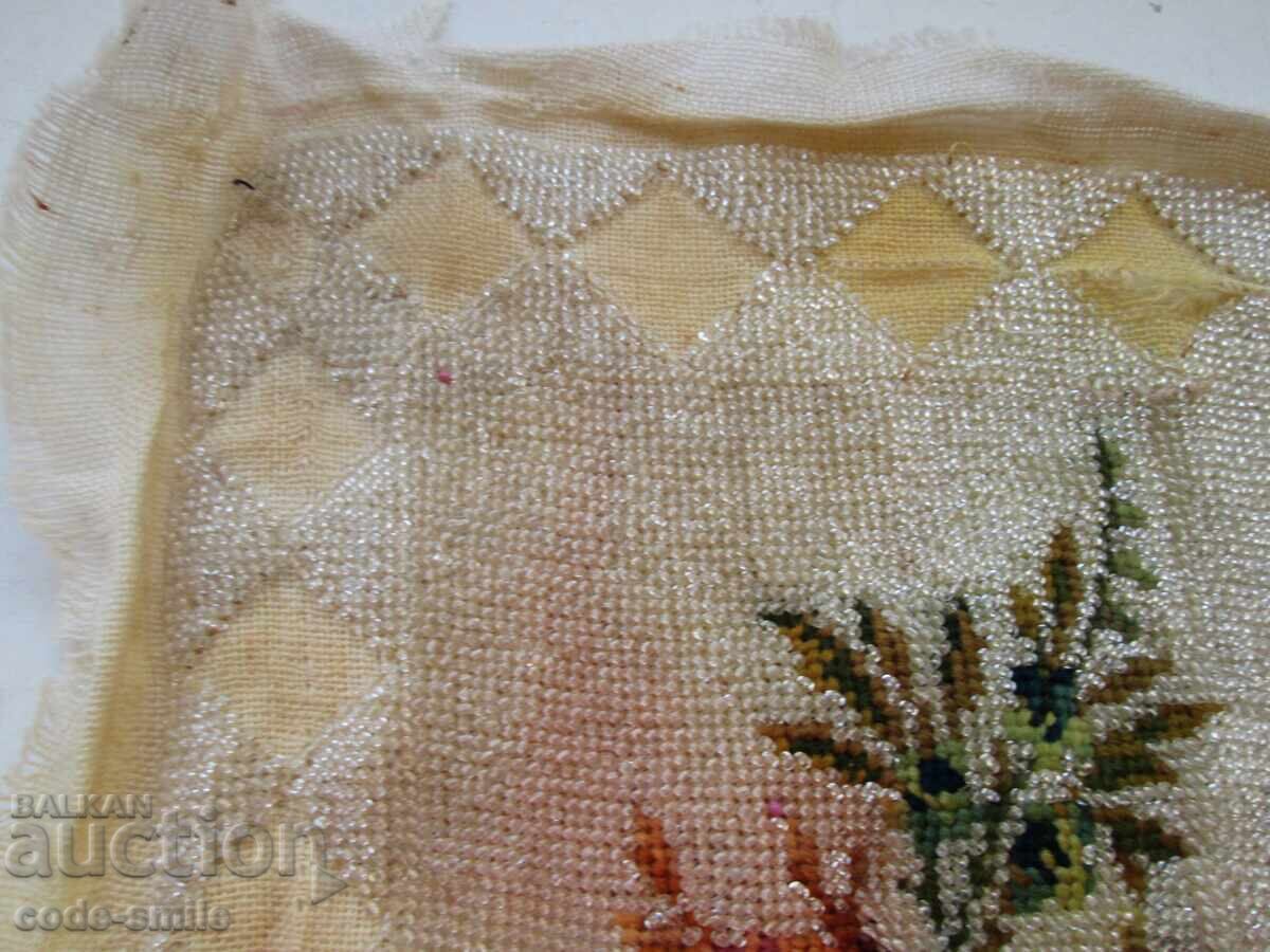 Veche parte superioară de pernă cu broderie și mărgele cu preț € 100.00 | 195.58 BGN Veche parte superioară de pernă cu broderie și mărgele cu preț € 100.00 | 195.58 BGN