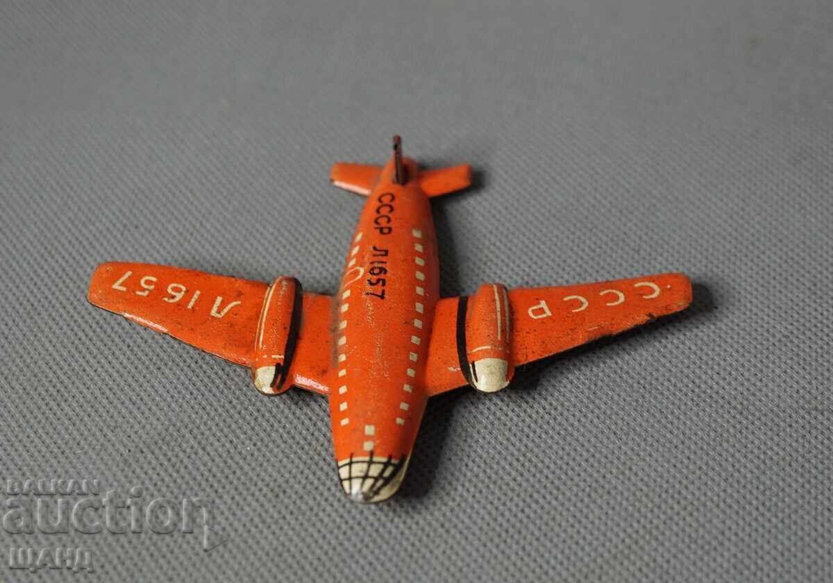 Jucărie mecanică din metal vechi avion rusesc aeroport cu preț € 5.59 | 10.93 BGN