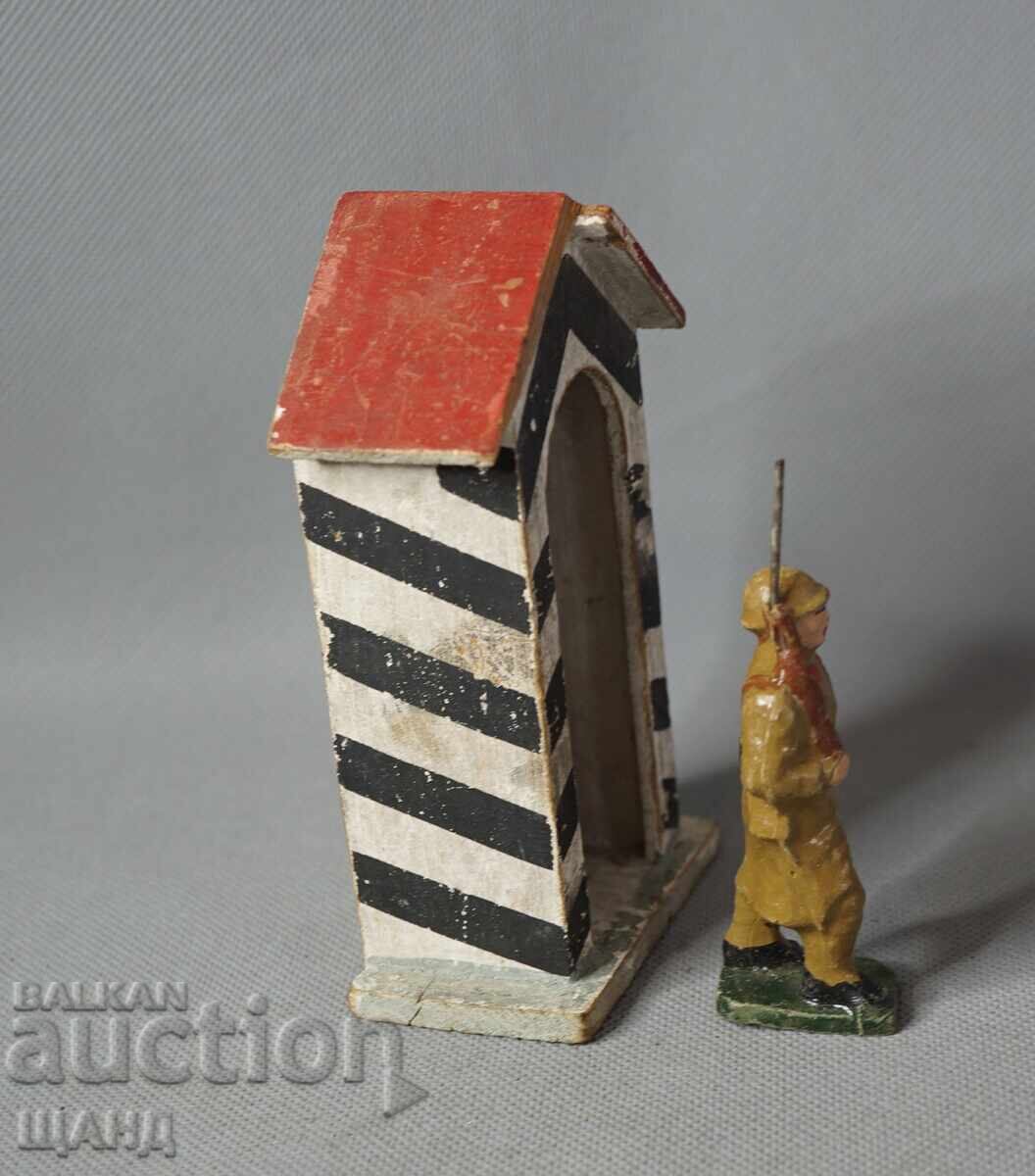 Jucărie veche figurină soldat cu pușcă în post casă cu preț € 11.00 | 21.51 BGN Jucărie veche figurină soldat cu pușcă în post casă cu preț € 11.00 | 21.51 BGN