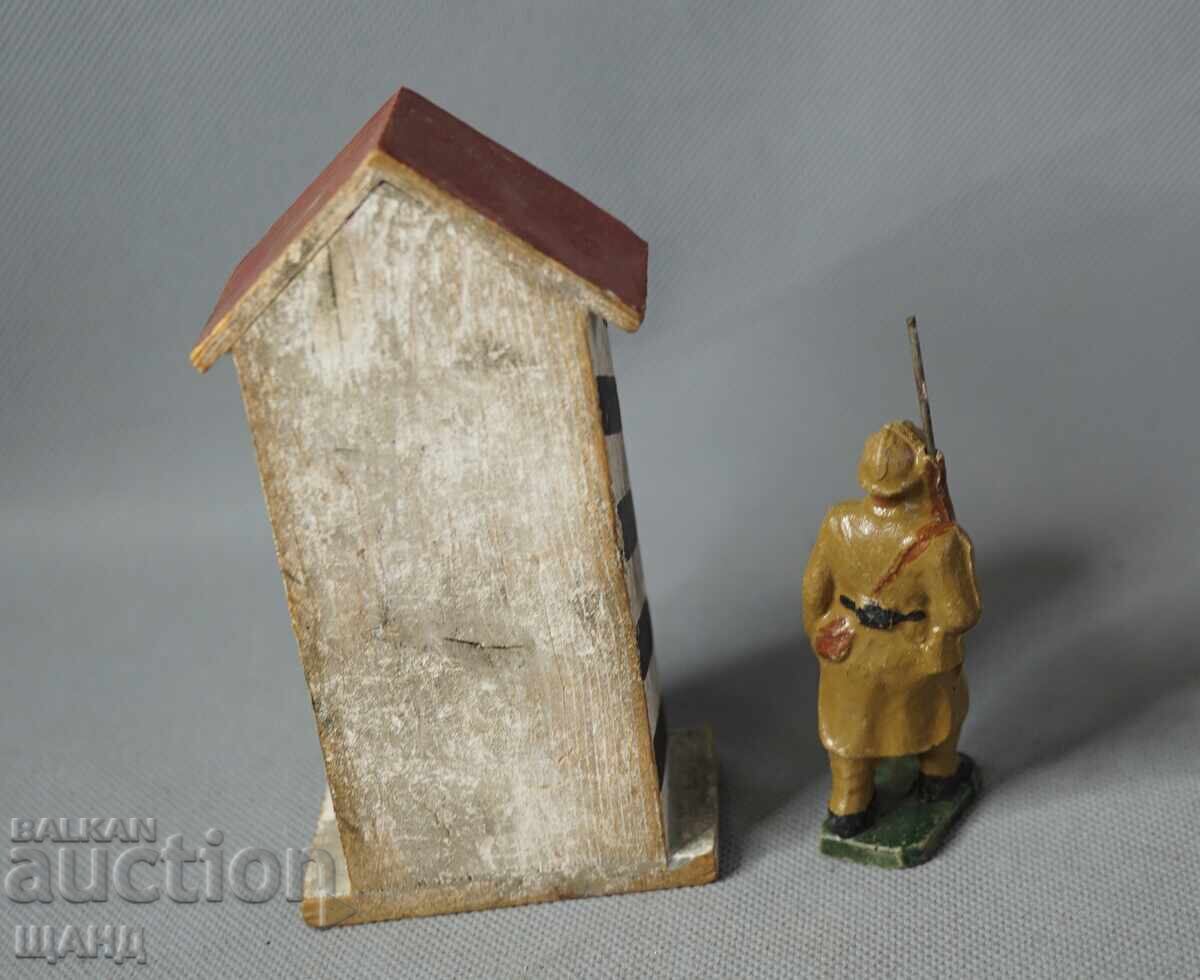 Livrarea Jucărie veche figurină soldat cu pușcă în post casă Livrarea Jucărie veche figurină soldat cu pușcă în post casă