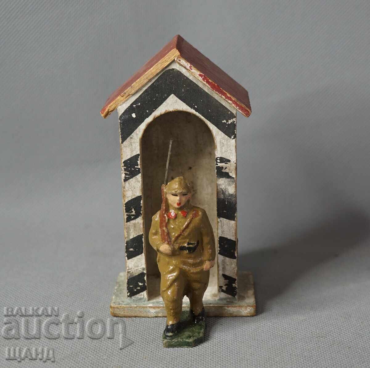 Jucărie veche figurină soldat cu pușcă în post casă Jucărie veche figurină soldat cu pușcă în post casă