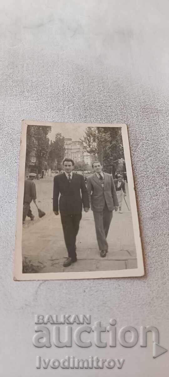 Foto Sofia Doi bărbați la plimbare Foto Sofia Doi bărbați la plimbare