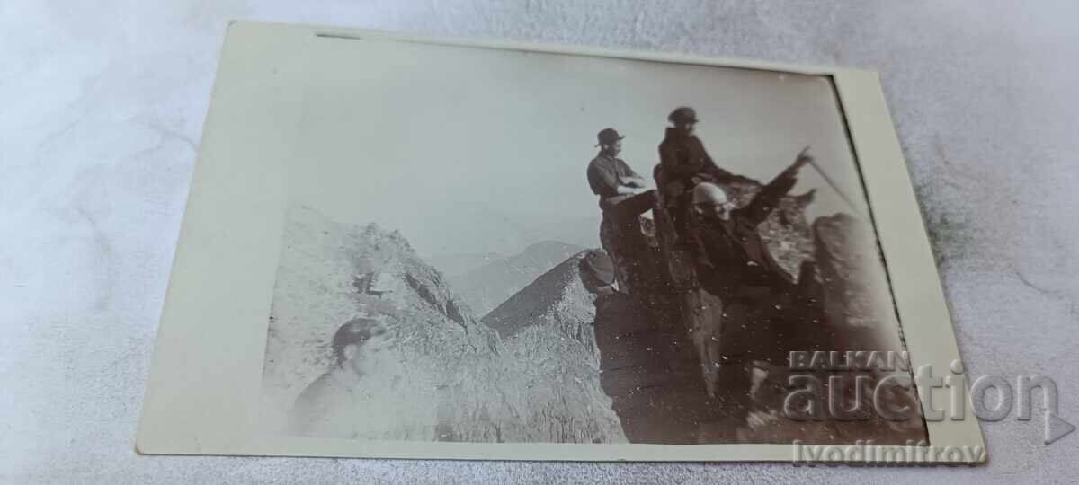 Fotografie Rila Bărbați pe stânci sub vârful Musala 1926 Fotografie Rila Bărbați pe stânci sub vârful Musala 1926