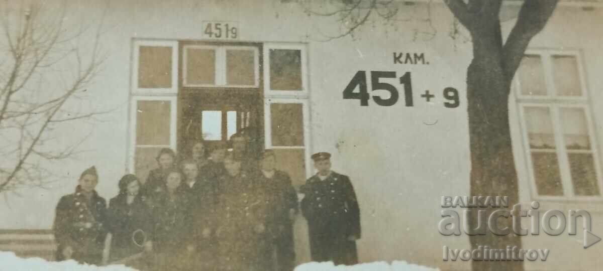 Fotografie ofițer cu tineri și tinere la o unitate de frontieră iarna cu preț € 1.63 | 3.19 BGN