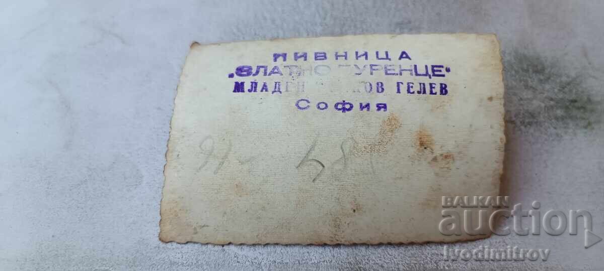 Fotografie Tânăr pe o barcă pe malul mării cu preț € 0.94 | 1.84 BGN