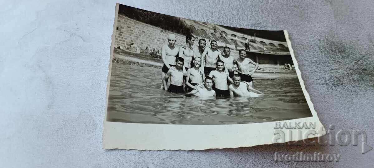 Foto Tineret în mare Foto Tineret în mare