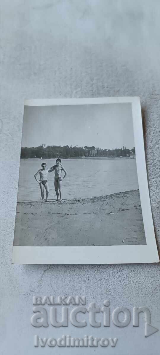 Foto Doi tineri pe malul mării Foto Doi tineri pe malul mării