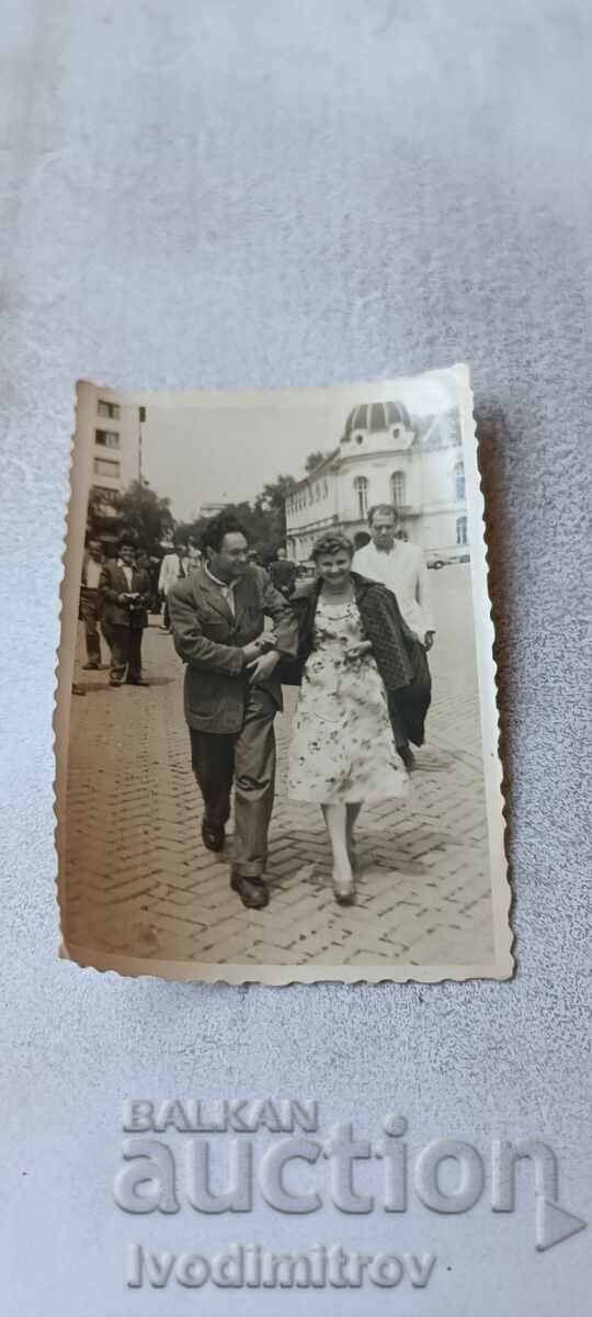 Photo Sofia Man and woman in front of the National Assembly