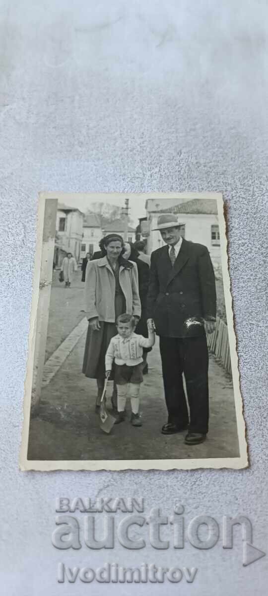 Photo Sofia A man, a woman and a little boy on the sidewalk