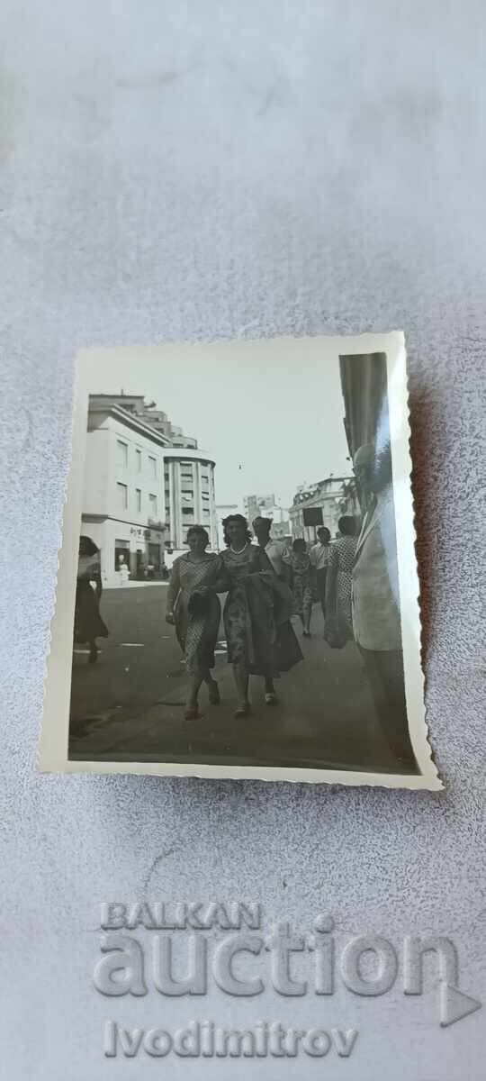 Φωτογραφία Σοφία Δύο νεαρές γυναίκες σε έναν περίπατο