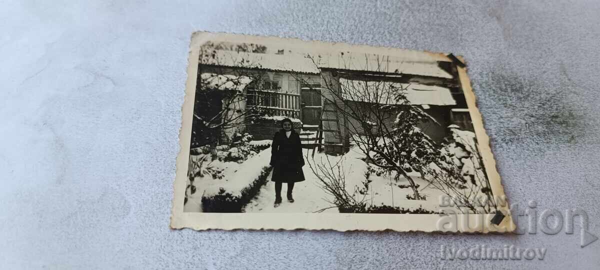 Fotografie Șumen Tânără fată în curtea unei case în timpul iernii 1941